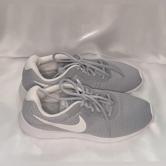 Grey Nike Women's Tanjun Running Shoe - Picture 4 of 9